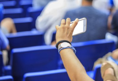 Akıllı telefonunu arayan kadın