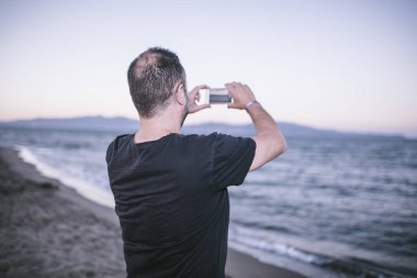 adam sahilde bir fotoğraf yapma