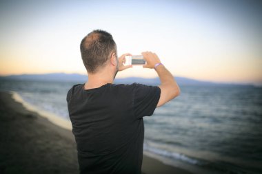 adam sahilde bir fotoğraf yapma