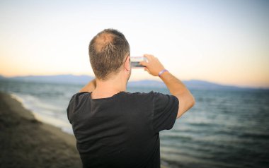 adam sahilde bir fotoğraf yapma