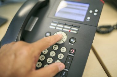 siyah bir telefon görüşmesi