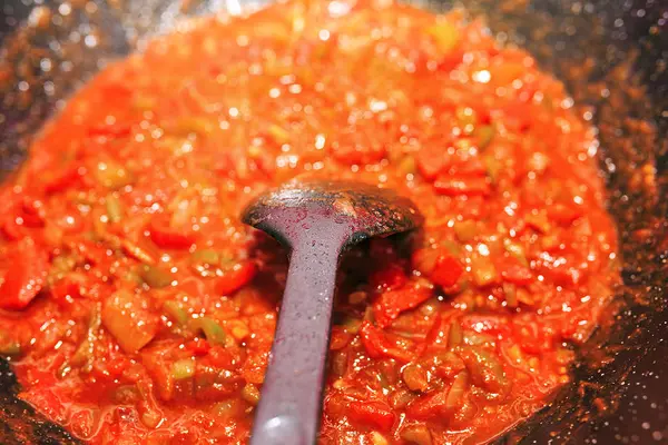 Kızarmış domates reklam Paella için hazır