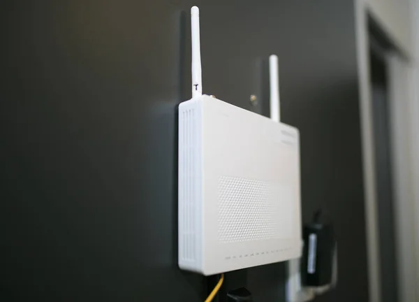 bir otel odasında WiFi alici