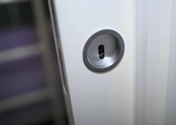 Metallschloss in einer weißen Tür — Stockfoto