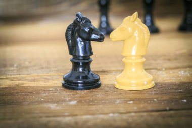 Tahta bir masada satranç taşları