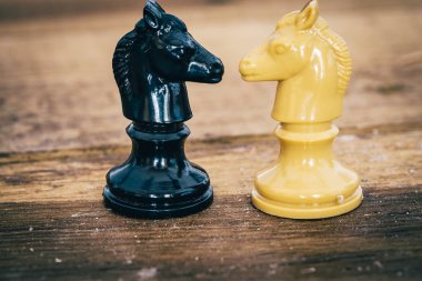 Tahta bir masada satranç taşları