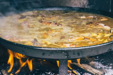 Yangında tipik İspanyol paella