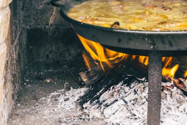 Yangında tipik İspanyol paella