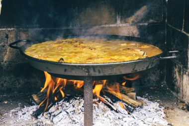 Yangında tipik İspanyol paella