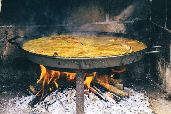 Yangında tipik İspanyol paella