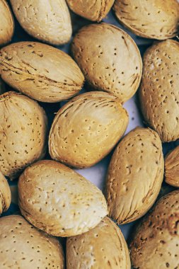 Grup badem ahşap bir masa üzerinde