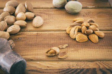 Grup badem ahşap bir masa üzerinde