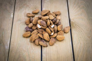 Grup badem ahşap bir masa üzerinde