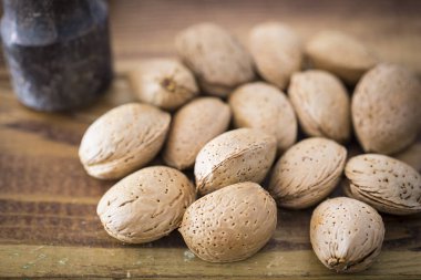 Grup badem ahşap bir masa üzerinde