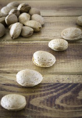 Grup badem ahşap bir masa üzerinde