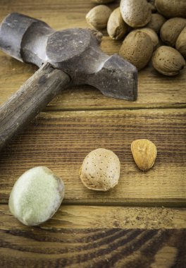 Grup badem ahşap bir masa üzerinde