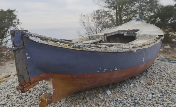 Velho e quebrado barco em reparação — Fotografia de Stock