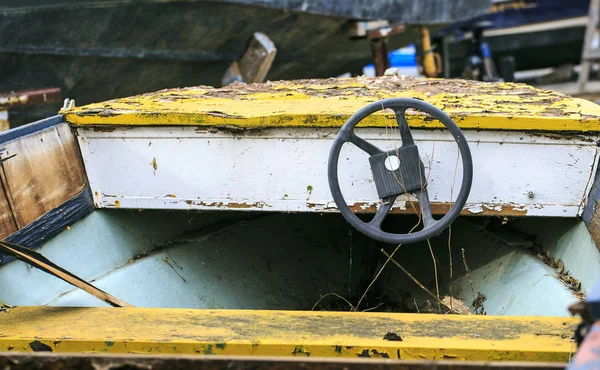 Velho e quebrado barco em reparação — Fotografia de Stock