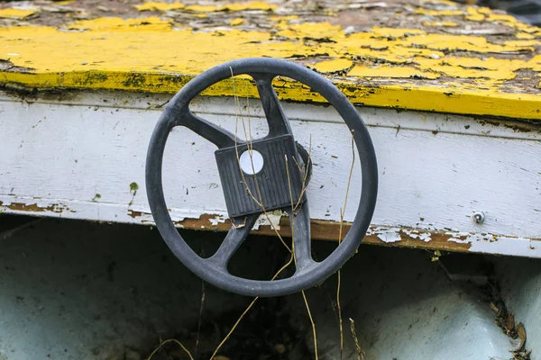 Eski ve kırık tekne tamir — Stok fotoğraf