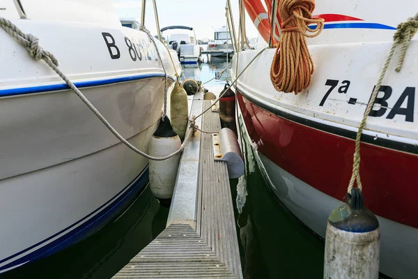 Lyxiga yatch i en hamn — Stockfoto