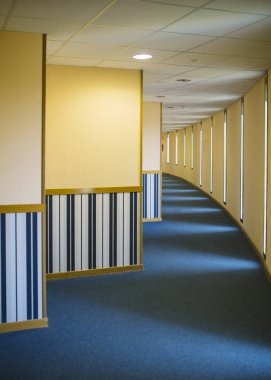 Pencereleri olan mavi ve sarı galeri