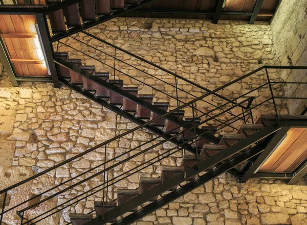 Внутренняя лестница из металла и дерева — стоковое фото