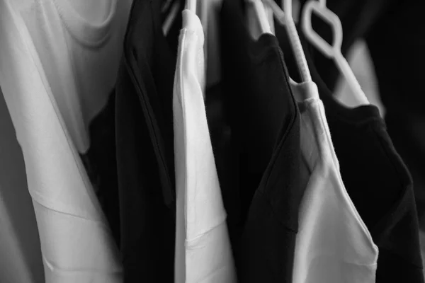 T-shirt in bianco e nero in un negozio — Foto Stock