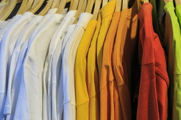 お店のカラー T シャツ — ストック写真