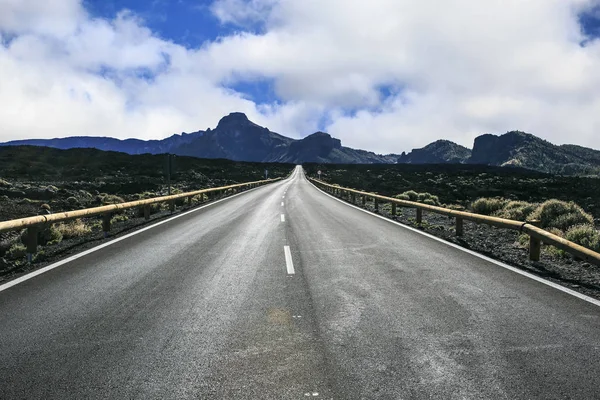 Eenzame weg tussen de bergen — Stockfoto