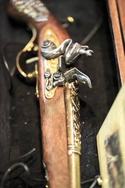 Bir kutu üzerinde antika korsan silahı