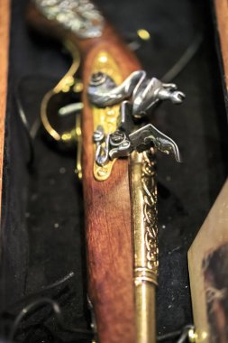 Bir kutu üzerinde antika korsan silahı