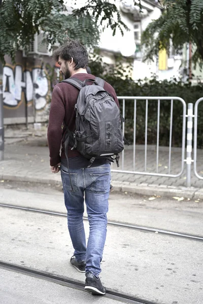 Sırt çantalı genç bir turist
