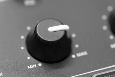 Elektronik piyano sesi anahtarı. Siyah beyaz fotoğraf, müzikal arkaplan