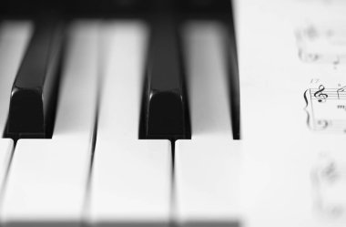 Klasik piyano ve müzik sayfası. Siyah beyaz fotoğraf