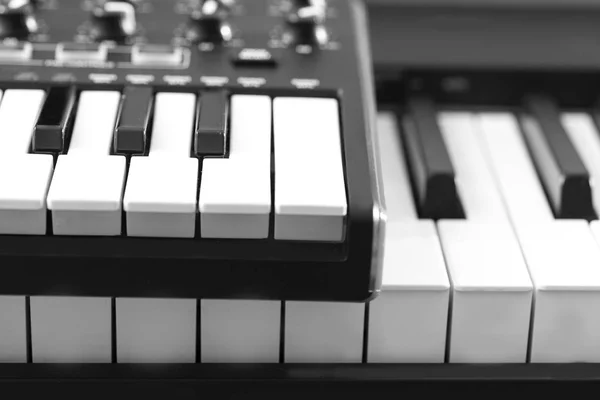 Классическое фортепиано и музыкальный лист. Черно-белое фото — стоковое фото