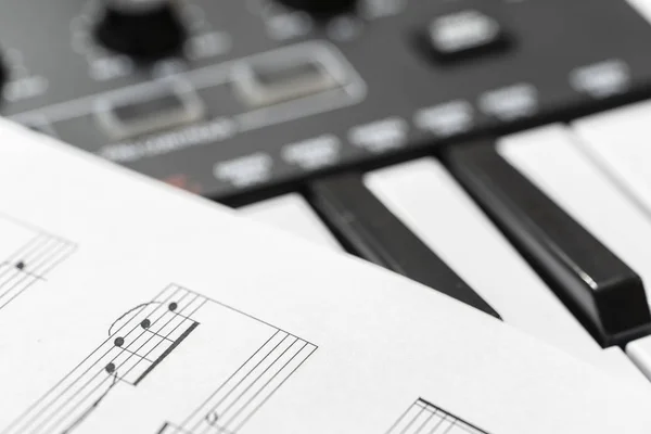 Klasszikus zongora és zenei lemez. Fekete-fehér fénykép — Stock Fotó