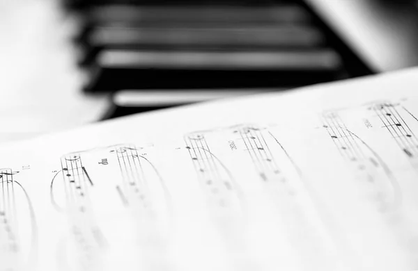 Piano clásico y hoja musical. Foto en blanco y negro, Fondo musical — Foto de Stock