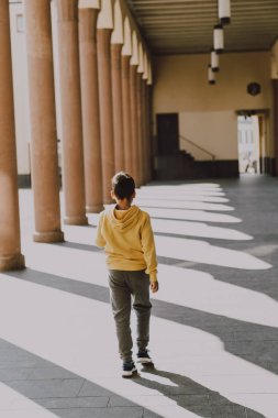 Sokakta manken gibi poz veren yeşil gözlü bir çocuk. .