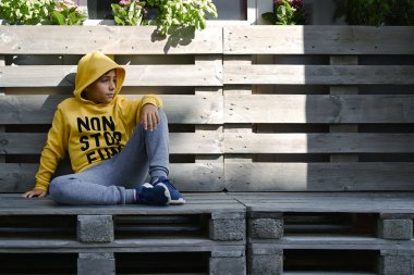 Sokakta manken gibi poz veren yeşil gözlü bir çocuk. .