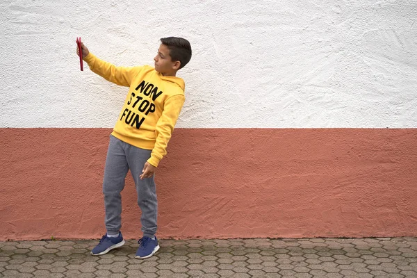Feliz adolescente haciendo selfie para las redes sociales . —  Fotos de Stock