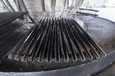 Arjantin barbekü ızgarasını yakın.