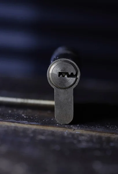 Ручка металлической двери и ключ вблизи — стоковое фото
