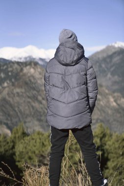 Çocuk Andorra 'daki dağlara bakıyor.