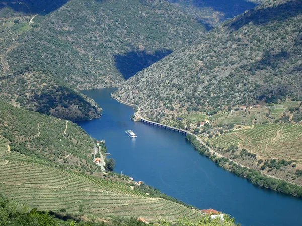 Nehirde tepeler ve kayalarla dolu bir gemi gezisi.