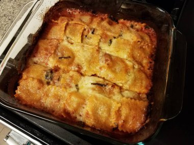 Fırında peynirli ravioli fırının üzerinde cam kabın içinde.