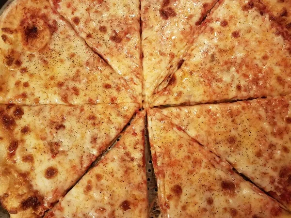 Plakjes warme kaas en tomatensaus pizza — Stockfoto
