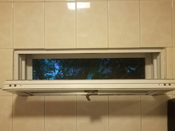 Rechthoek raam in badkamer met witte tegelwanden — Stockfoto