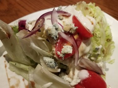 Mavi ya da mavi peynir ve marul ve domatesli soğan salatası.