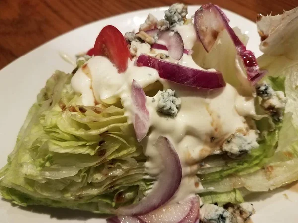 Queijo bleu ou azul e salada de cebola com alface e tomate — Fotografia de Stock