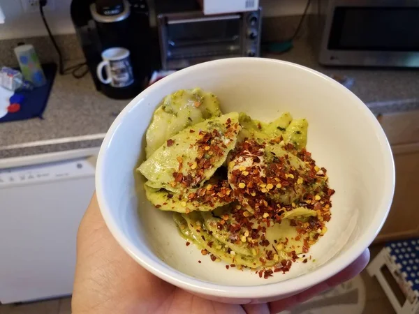 Kom ravioli met kaas en rode pepers in de keuken — Stockfoto
